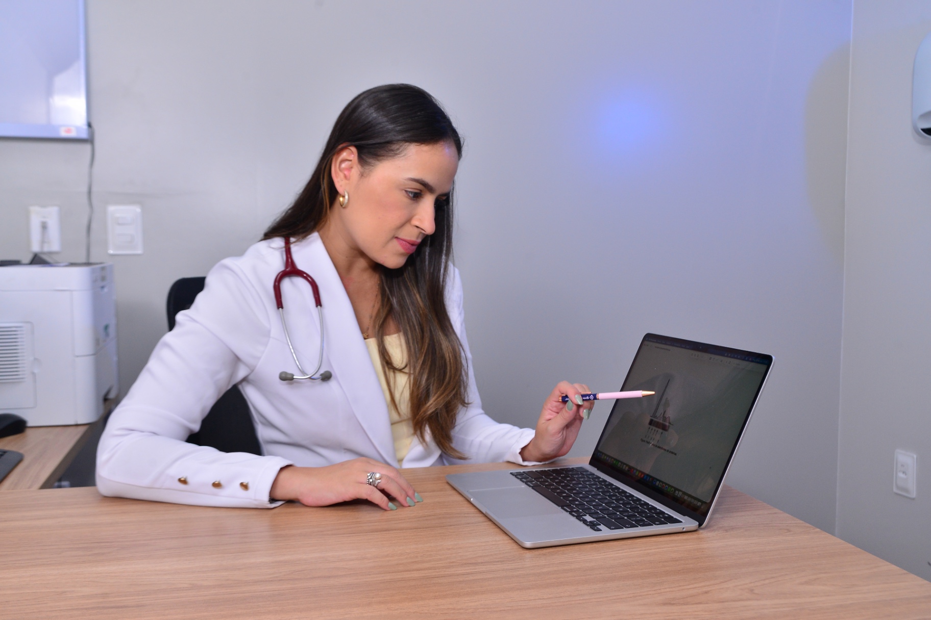 Dra. Andreza Velez analisando exames hematológicos